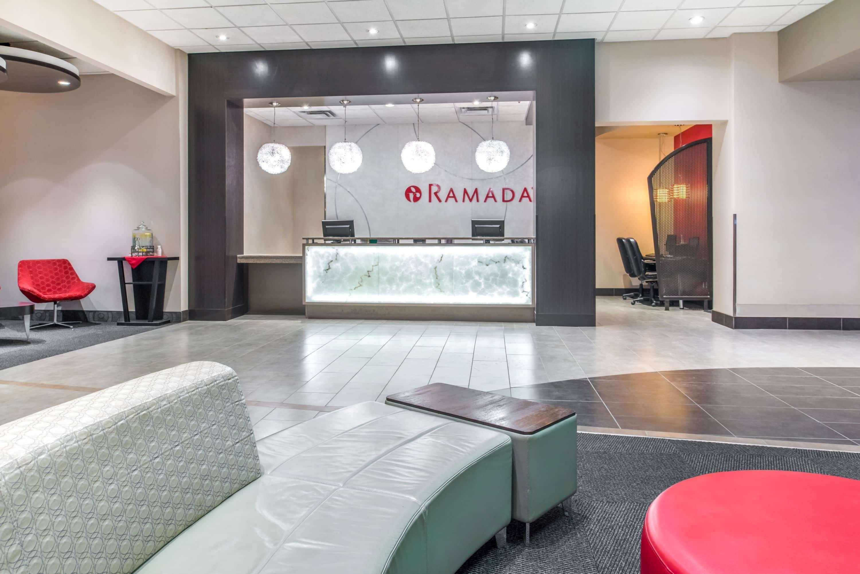 Готель Ramada By Wyndham Саскатун Екстер'єр фото